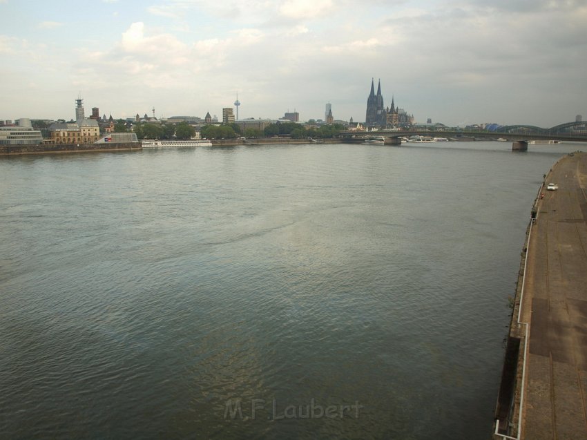 Oelteppich auf dem Rhein bei Koeln Deutz P01.JPG